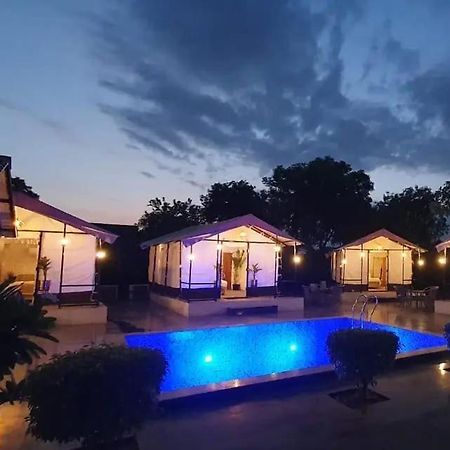 Luxury Farmhouse In Chhatarpur With Pool Нью-Делі Екстер'єр фото