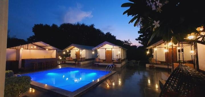 Luxury Farmhouse In Chhatarpur With Pool Нью-Делі Екстер'єр фото