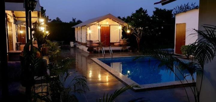 Luxury Farmhouse In Chhatarpur With Pool Нью-Делі Екстер'єр фото