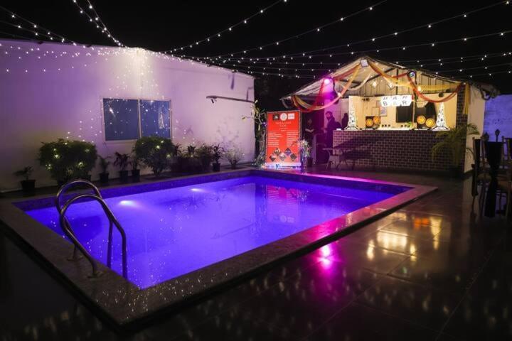 Luxury Farmhouse In Chhatarpur With Pool Нью-Делі Екстер'єр фото