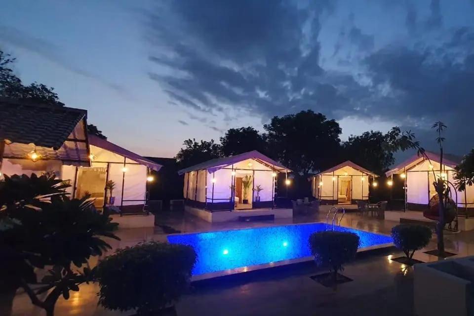 Luxury Farmhouse In Chhatarpur With Pool Нью-Делі Екстер'єр фото